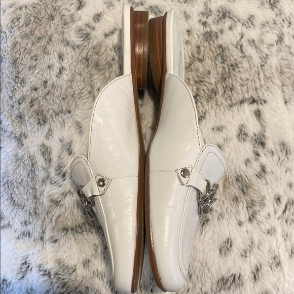Etienne Aigner Shoe Mules White Leather Almond Toe Silver Chain Size 8 Wide - Picture 2 of 10